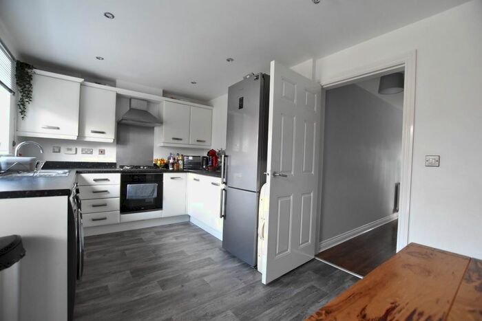 3 Bedroom Semi-Detached House For Sale In Curlew Croft, Scunthorpe, DN16