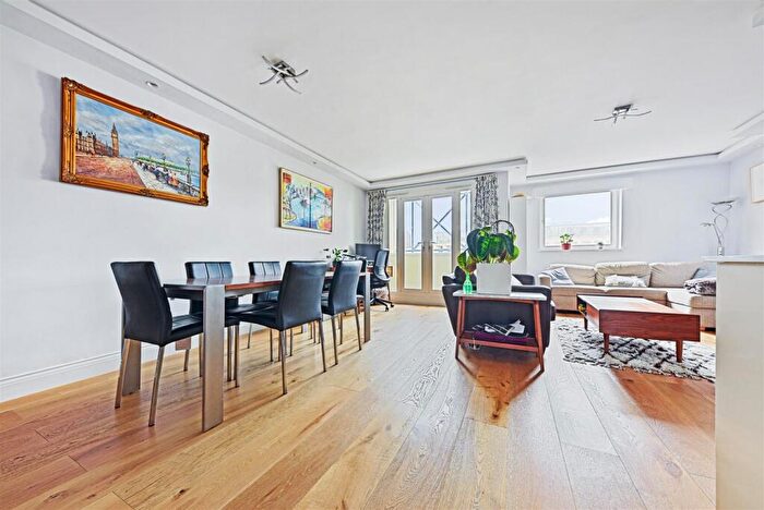 3 Bedroom Apartment To Rent In Farringdon Road, Farrington, EC1M