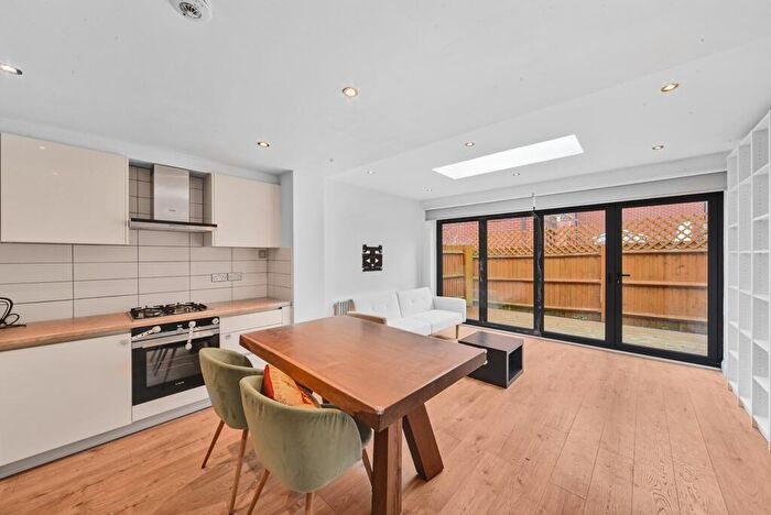 3 Bedroom End Of Terrace House To Rent In Dingle Gardens London, E14