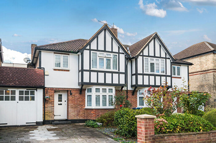 3 Bedroom Semi-Detached House For Sale In Leicester Road, Barnet, EN5