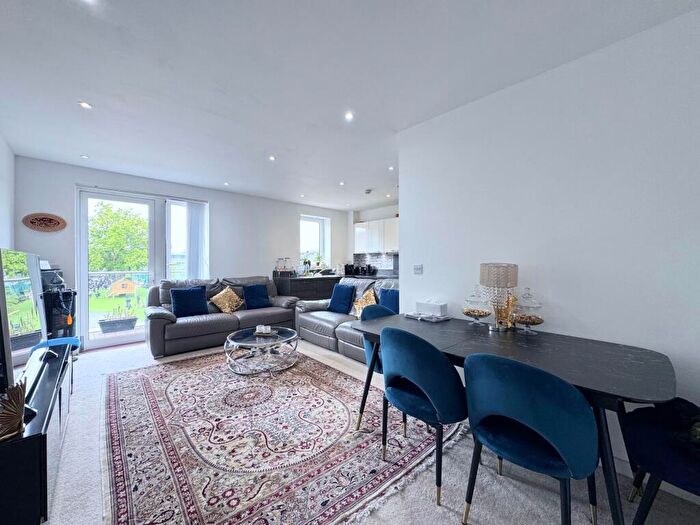 2 Bedroom Flat For Sale In Hayling Way, Metropolitan Court, HA8