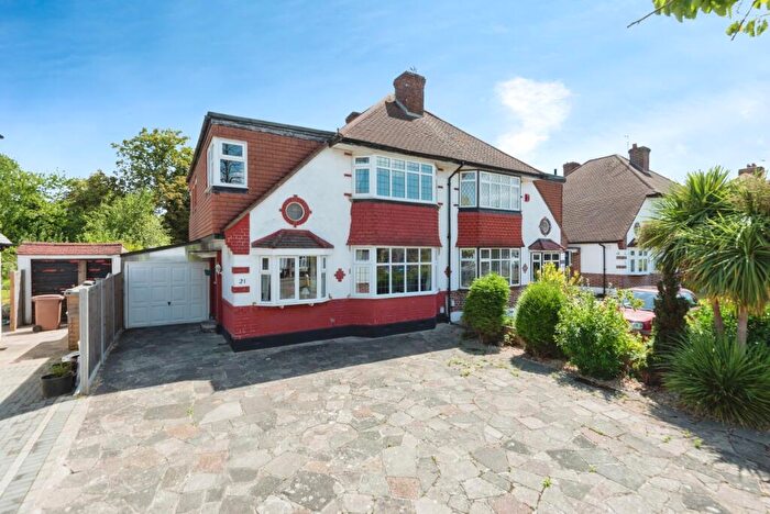 4 Bedroom Semi Detached House For Sale In Kinross Avenue, Worcester Park, Surrey, KT4