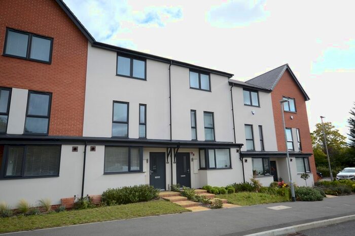 4 Bedroom Town House To Rent In Ruhemann Street, Reading, RG30