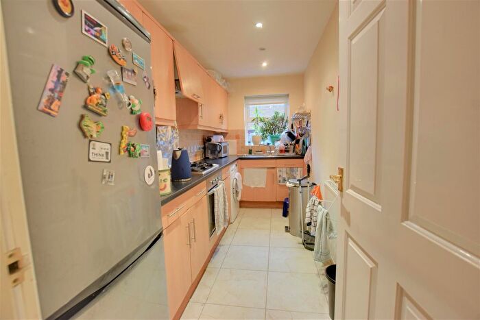 2 Bedroom Flat For Sale In Chatsworth Mews, Diamond Road, Watford, WD24