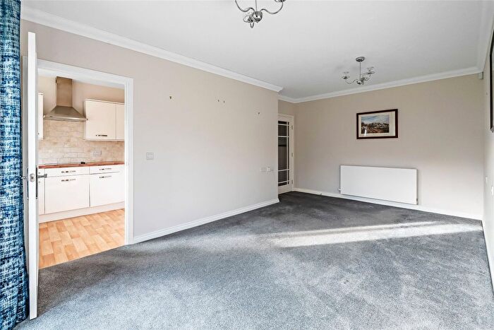1 Bedroom Flat For Sale In Kingston Avenue, Leatherhead, Surrey, KT22