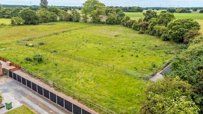 3 Bedroom Detached Bungalow For Sale In Selby Road, Camblesforth, YO8