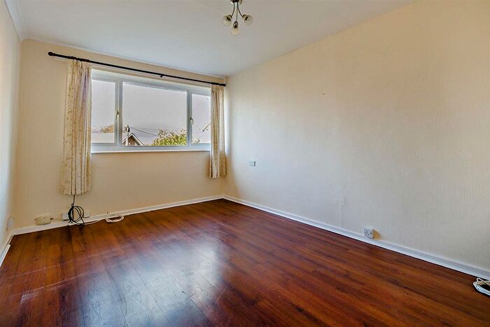 2 Bedroom Flat For Sale In Thornhill Road, Castleford, WF10