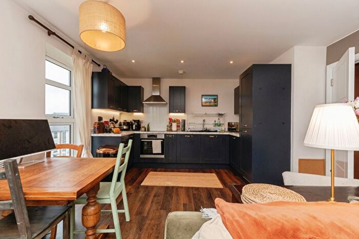 2 Bedroom Flat For Sale In Brick Hill Way, Bristol, BS34