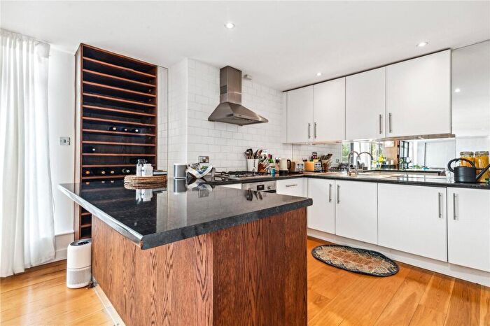 2 Bedroom Flat To Rent In Dickens Court, - Britton Street, EC1M
