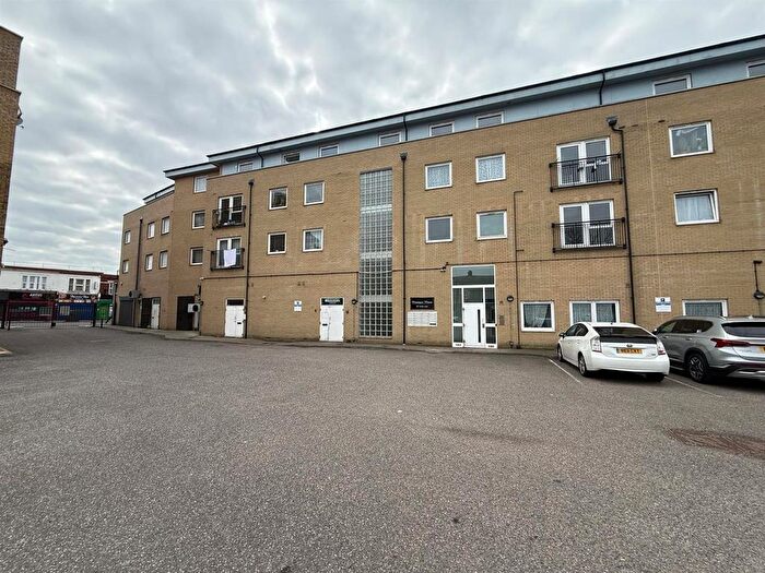 2 Bedroom Flat For Sale In Green Lane, Ilford, IG3