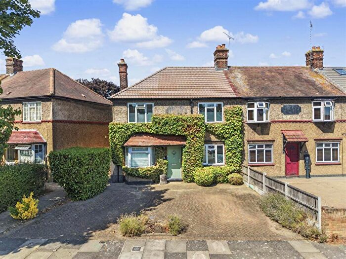 3 Bedroom House For Sale In Carpenter Gardens, London, N21