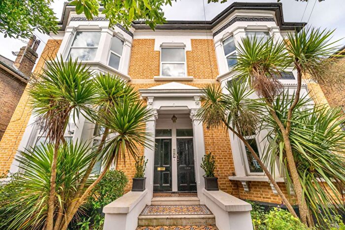 2 Bedroom Flat For Sale In Hainault Road, Leytonstone, London, E11