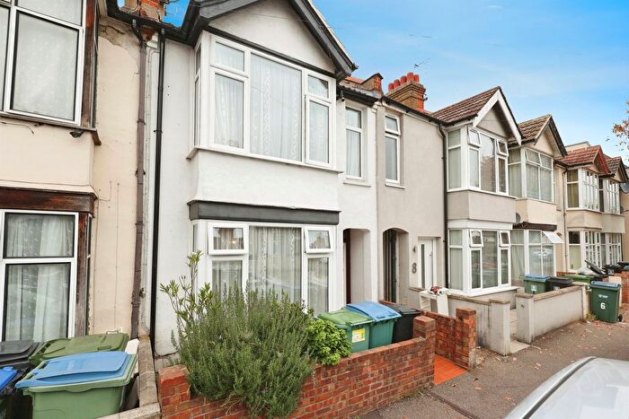 3 Bedroom Terraced House For Sale In Princes Avenue, Watford, WD18