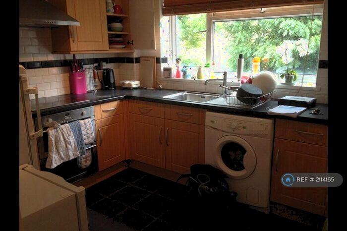 2 Bedroom Flat To Rent In Cranbourne Close, Potters Bar, EN6