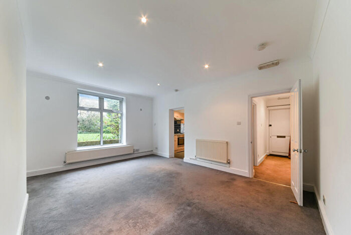 Apartment To Rent In The Gardens, East Dulwich London, SE22