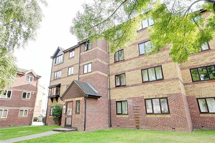 1 Bedroom Flat To Rent In Greenslade Road, Barking, IG11