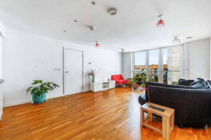 2 Bedroom Flat To Rent In Myrtle Court, Brentford, TW8