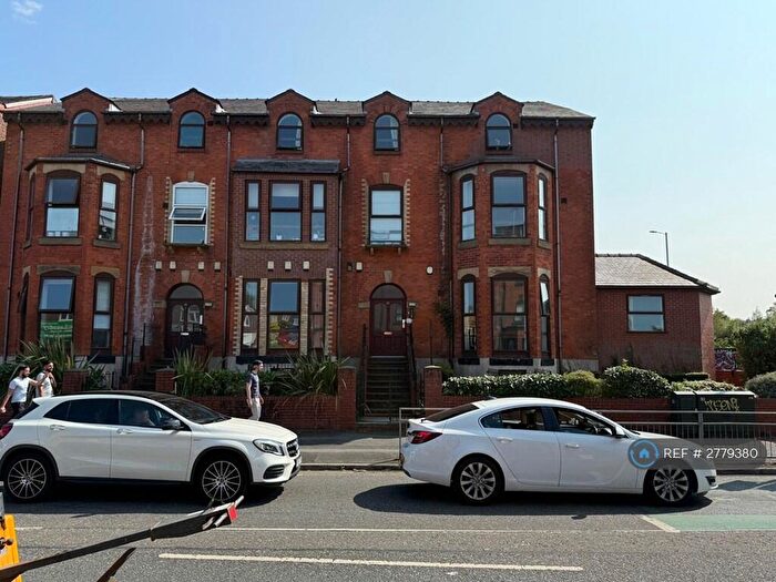 4 Bedroom Semi Detached House To Rent In Hathersage Road, Manchester, M13