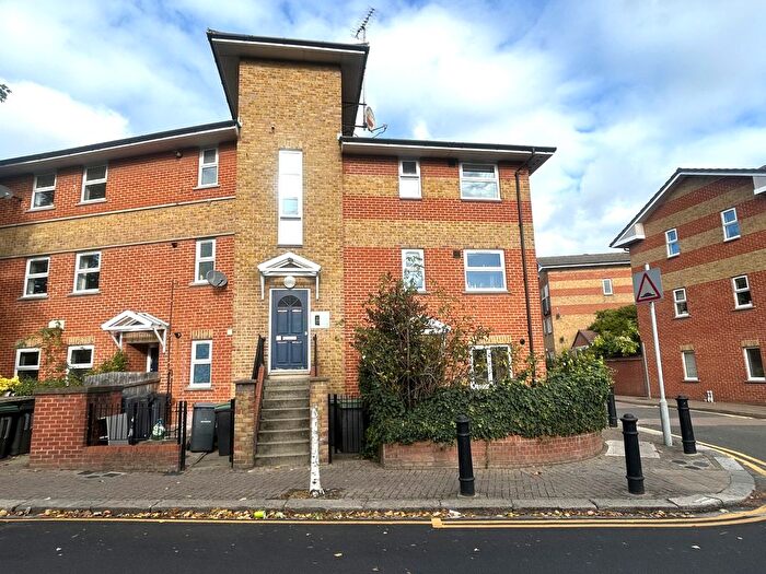 1 Bedroom Flat To Rent In Eliot Court, Seven Sisters, N15
