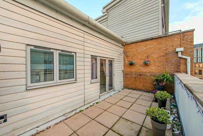 1 Bedroom Flat To Rent In Britannia Walk, London, N1