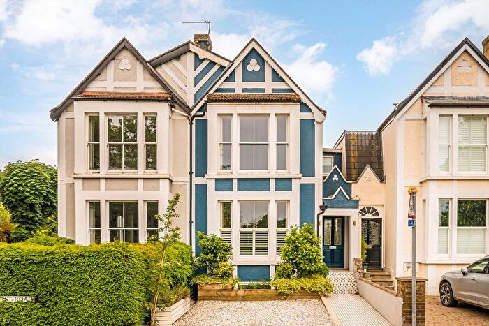 4 Bedroom Property For Sale In Hurst Road, East Molesey, KT8