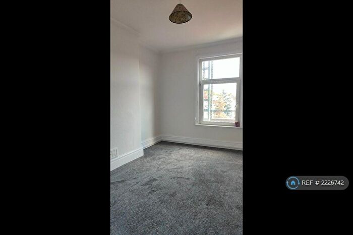 2 Bedroom Flat To Rent In Claremont Gardens, Nottingham, NG5