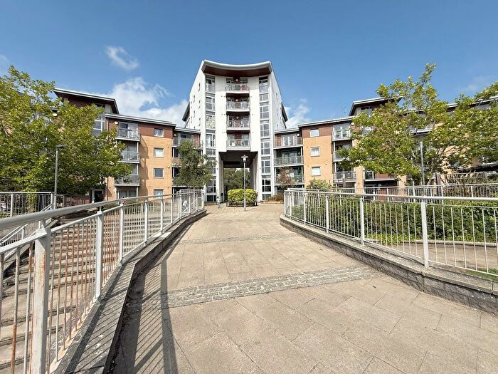 2 Bedroom Flat For Sale In Kelvin Gate, Bracknell, Berkshire, RG12