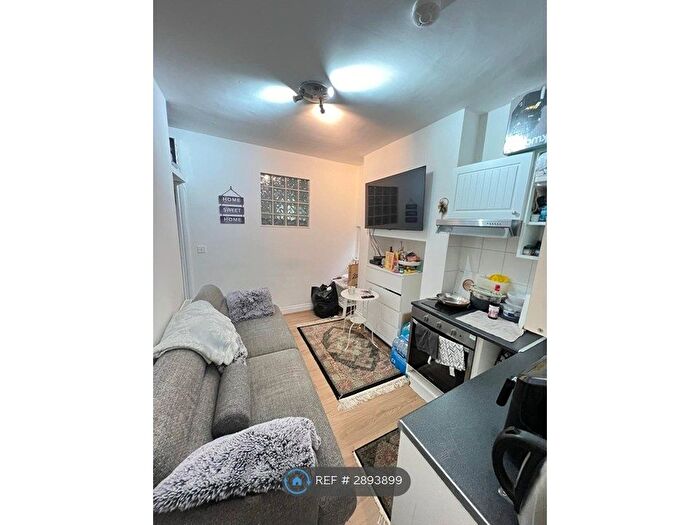 Studio To Rent In Station Road, London, NW4