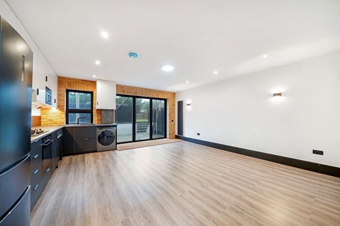 3 Bedroom Flat To Rent In Fir Tree Road, SM7