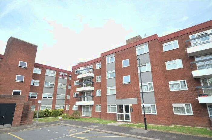 2 Bedroom Apartment To Rent In Grange Gardens, London, N14