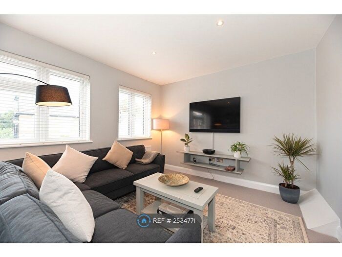 3 Bedroom Flat To Rent In New Broadway, Hampton Hill, Hampton, TW12
