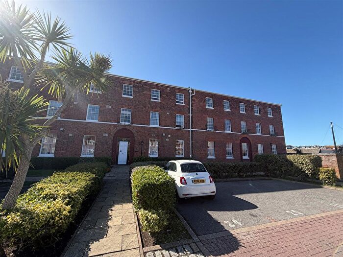 1 Bedroom Flat To Rent In Wellington Court, Weymouth, DT4