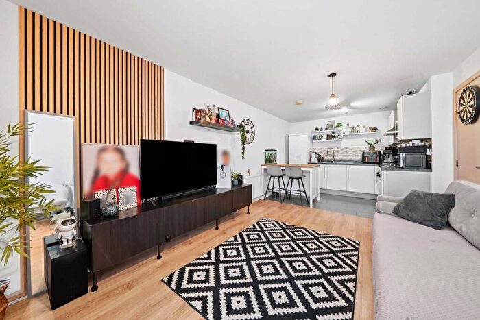 2 Bedroom Apartment For Sale In Addlestone, Surrey, KT15