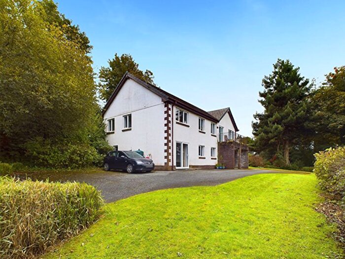 5 Bedroom Detached House For Sale In Alltwalis Road, Pontarsais, Carmarthen, SA32