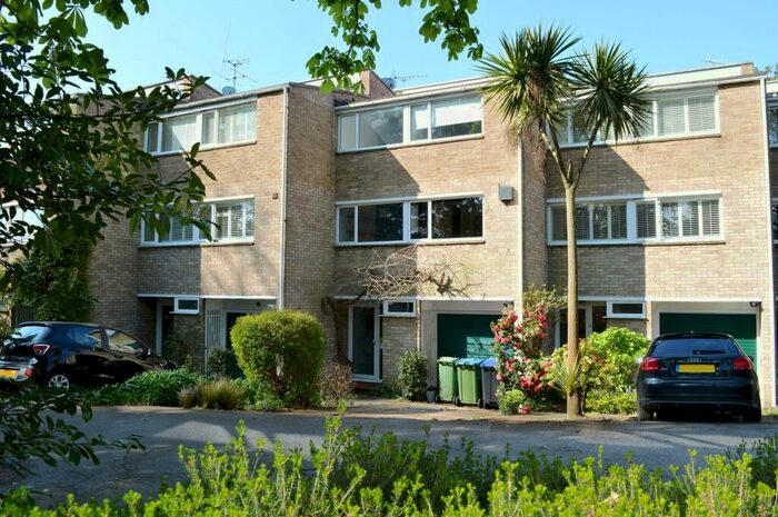 4 Bedroom House To Rent In Belmont, Weybridge, KT13