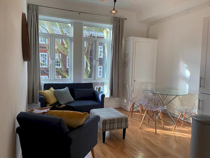 3 Bedroom Flat To Rent In Grays Inn Road, London, WC1X