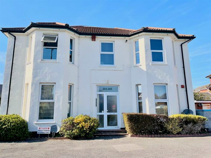 1 Bedroom Ground Flat To Rent In Holdenhurst Road, Bournemouth, BH8