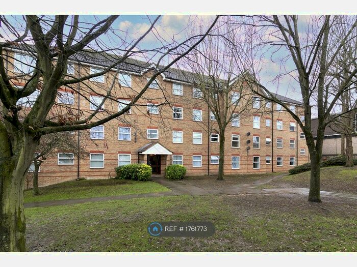 2 Bedroom Flat To Rent In Cassis Court, Loughton, IG10
