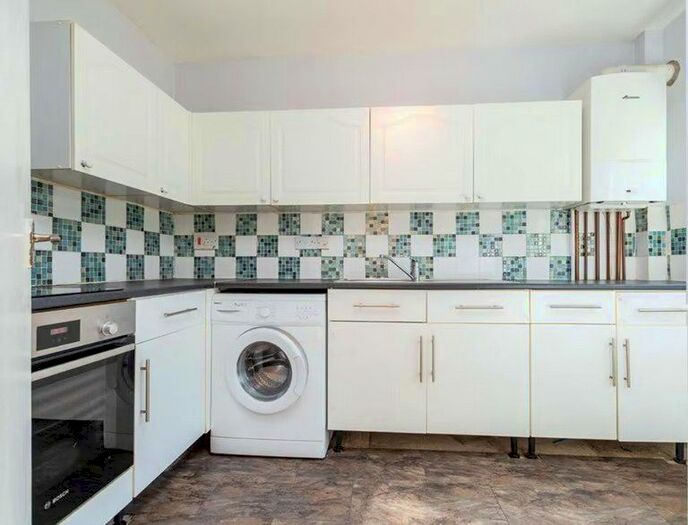 2 Bedroom Flat To Rent In Sutton Grove, Sutton, SM1