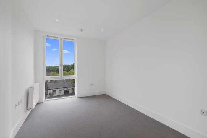 3 Bedroom Flat To Rent In Immediate Move In - Lion Green Road, Coulsdon, CR5