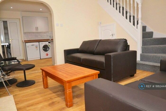 6 Bedroom Semi-Detached House To Rent In Chervil Close, Manchester, M14