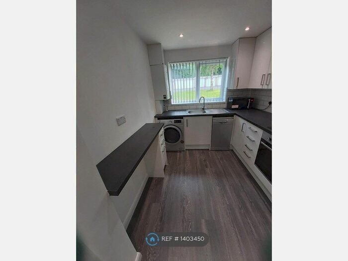 2 Bedroom Flat To Rent In Gosford Hill Court, Kidlington, OX5