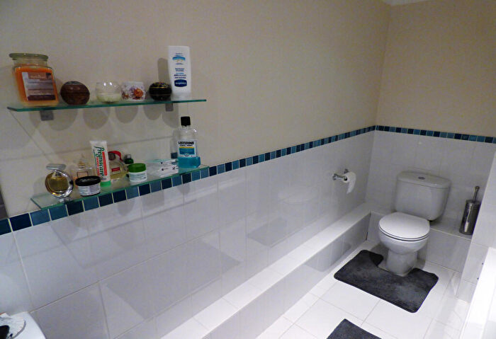 1 Bedroom Flat For Sale In Leatherhead, KT22