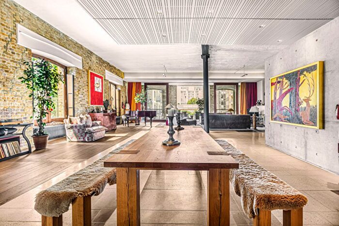 2 Bedroom Flat To Rent In Parkgate Road, Battersea, SW11