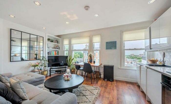 2 Bedroom Flat To Rent In Lavender Hill, London, SW11