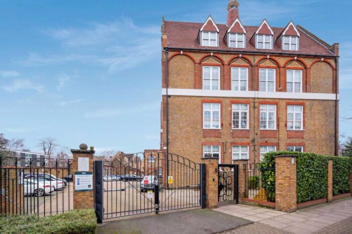 3 Bedroom Flat To Rent In Este Road, Clapham Junction, London, SW11