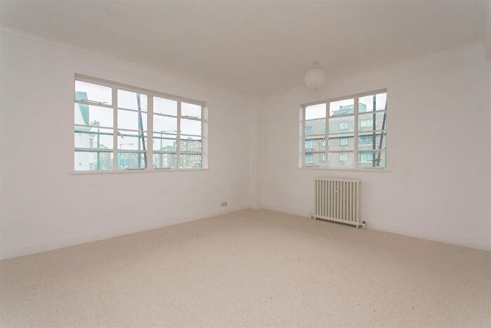 2 Bedroom Flat To Rent In Corner Fielde, Streatham Hill, London, SW2