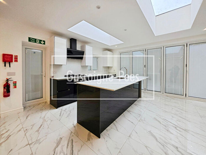 6 Bedroom House To Rent In Haycroft Road - Surbiton, KT6