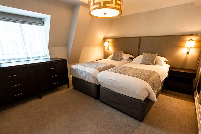 3 Bedroom Flat To Rent In Prince Of Wales Terrace, Kensington, London, W8