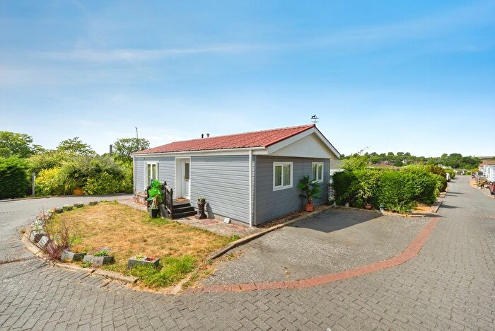2 Bedroom Bungalow For Sale In Hill Plantation, Brookside Mobile Home Park, Bromham, Bedford, MK43